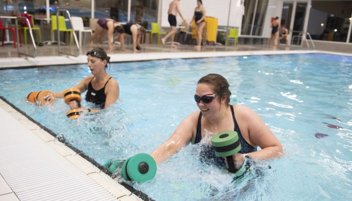 ZWTIJ_Aquabootcamp_twee dames in water gewichten