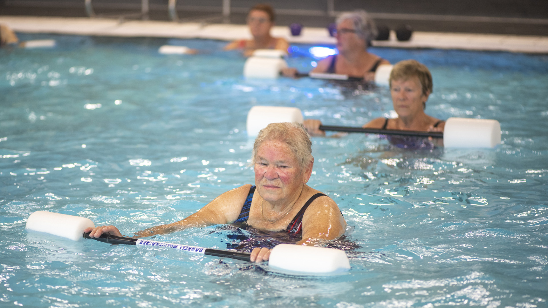 ZWTIJ_Aquagym_vrouwen halters voor houden