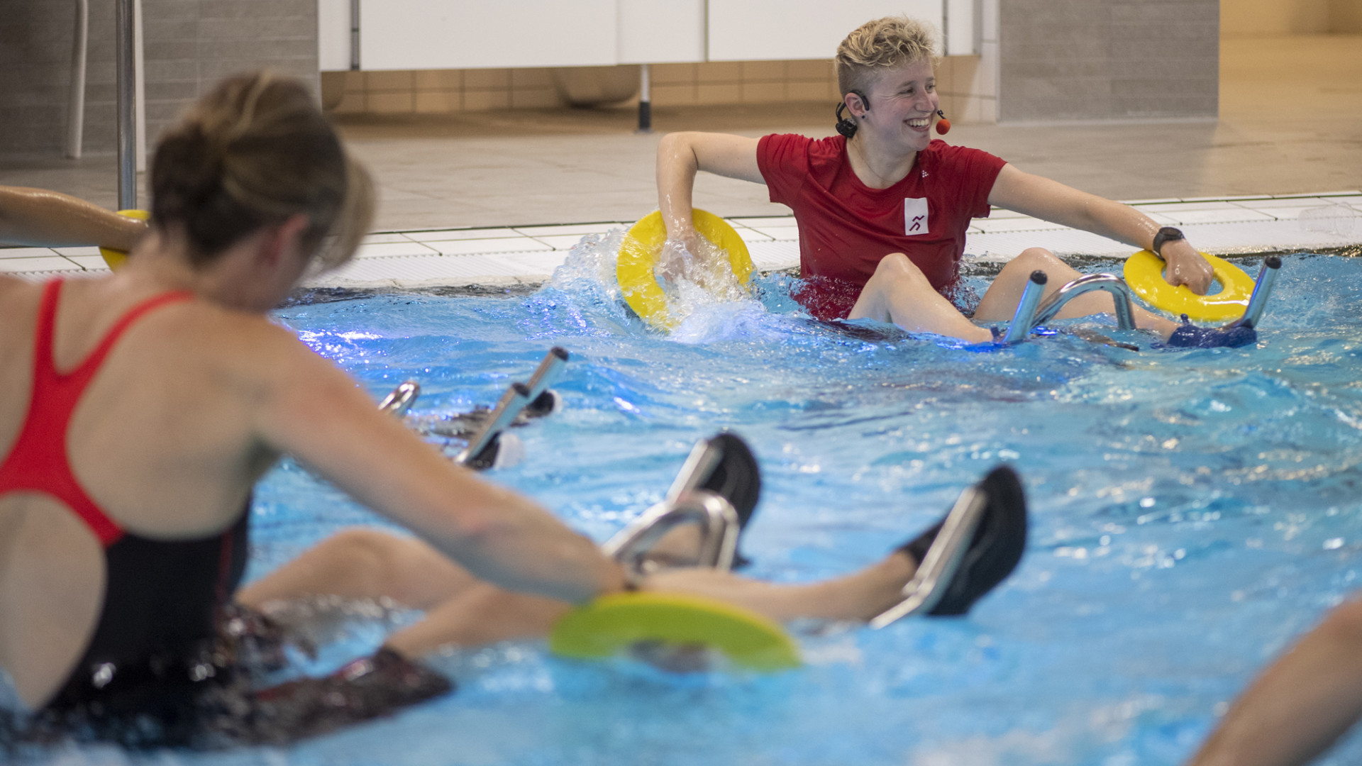 ZWTIJ_Aquafietsen_instructeur lacht in het water