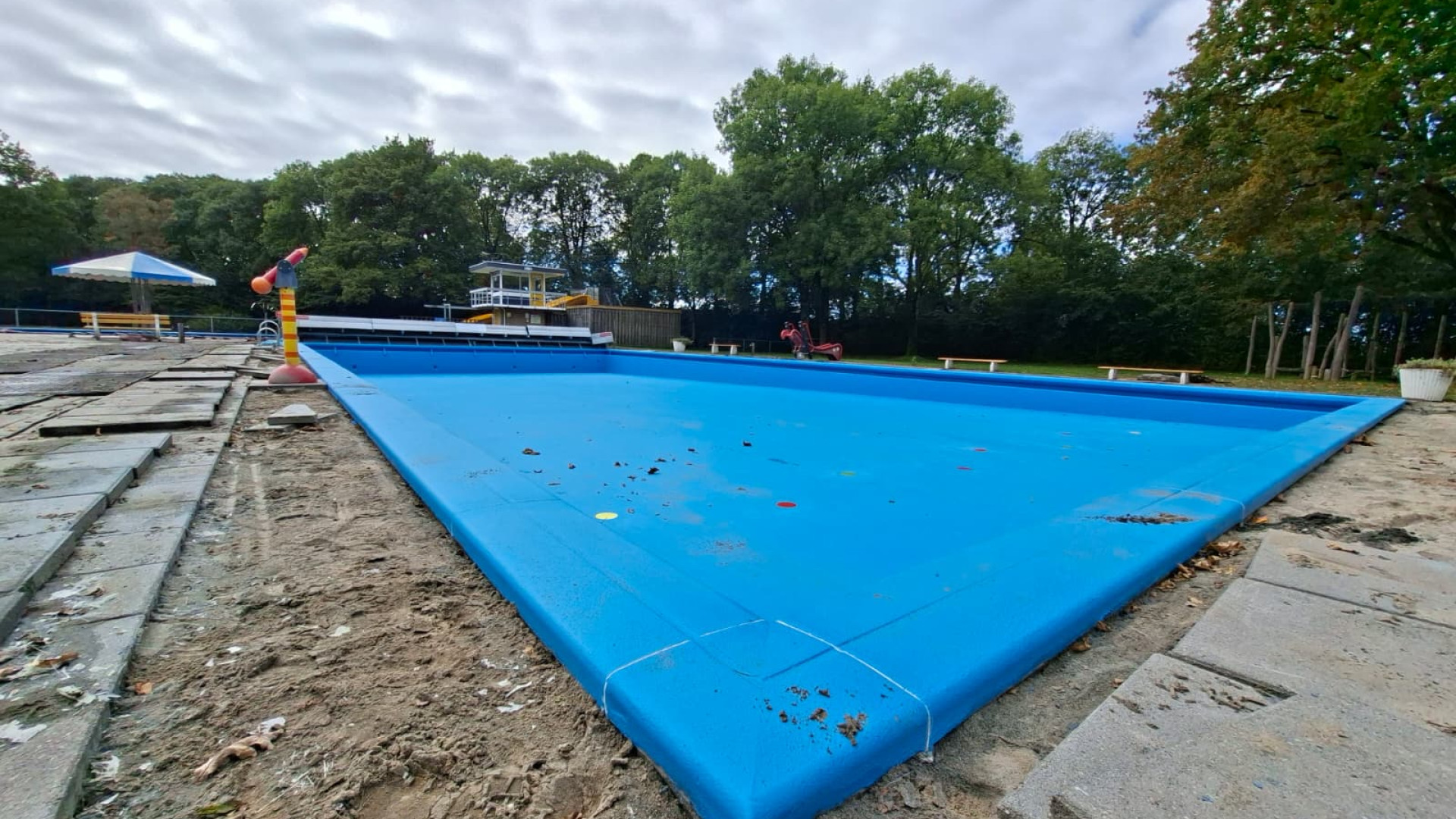 De Tippe na-coaten zwembad.jpeg