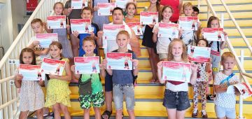 Uitreiking bewijs van deelname aan Oekraïense kinderen