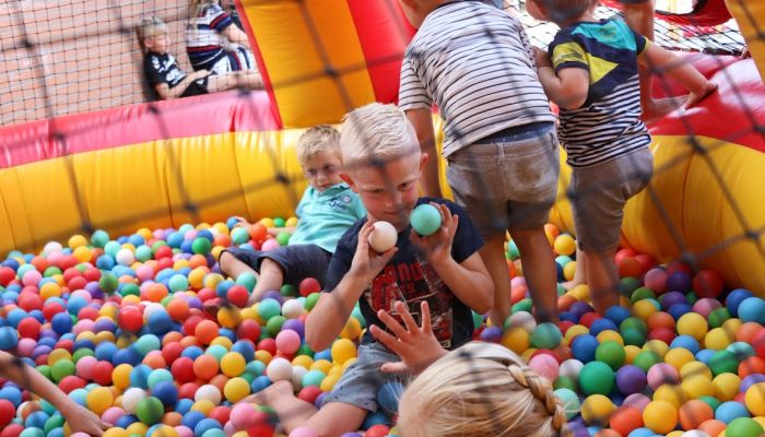 Tijenraan Springkussenfestijn en zwemmen